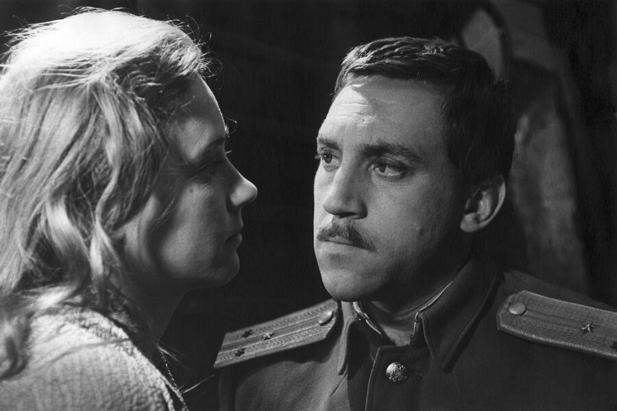 Актер Владимир Высоцкий и актриса Ия Саввина (1936-2011) в&nbsp;фильме &laquo;Служили два товарища&raquo; (1968)
