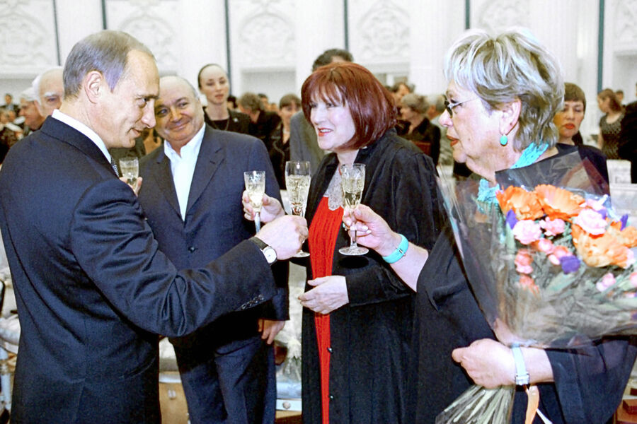 Президент России Владимир Путин, писатель-сатирик Михаил Жванецкий, киноактриса Нонна Мордюкова, главный режиссер театра &laquo;Современник&raquo; Галина Волчек (слева направо) на&nbsp;торжественном приеме в&nbsp;Большом Кремлевском дворце по&nbsp;случаю государственного праздника&nbsp;- Дня России, 13&nbsp;июня 2002&nbsp;года