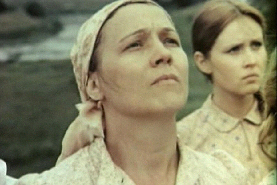 <b>«Дважды рожденный» (1983)</b>
<br><br>
В&nbsp;этой не самой известной (а жаль) военной драме Нина Русланова сыграла мать главного героя. 1942&nbsp;год. Ее сыну Андрей &mdash; всего 18&nbsp;лет, он служит на&nbsp;судне в&nbsp;Белом море, которое доставляет бойцам вооружение и припасы. Корабль становится целью немецких истребителей: он тонет, а в&nbsp;живых останется лишь Андрей. Теперь задача совсем юного парня &mdash; выжить под&nbsp;немецким огнем на&nbsp;морозе. А матери остается лишь ждать сына.
