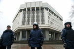 Сотрудники милиции у здания совета министров Автономной республики Крым