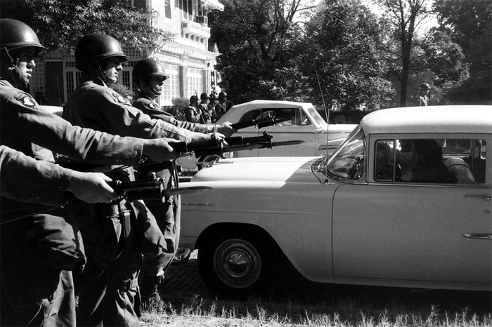 Десантники из&nbsp;101-й воздушно-десантной дивизии на&nbsp;страже перед&nbsp;школой в&nbsp;Литл-Рок, штат Арканзас, 1957&nbsp;год