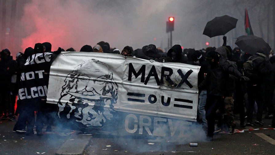 Участники акции протеста в Париже против пенсионной реформы, 5 декабря 2019 года