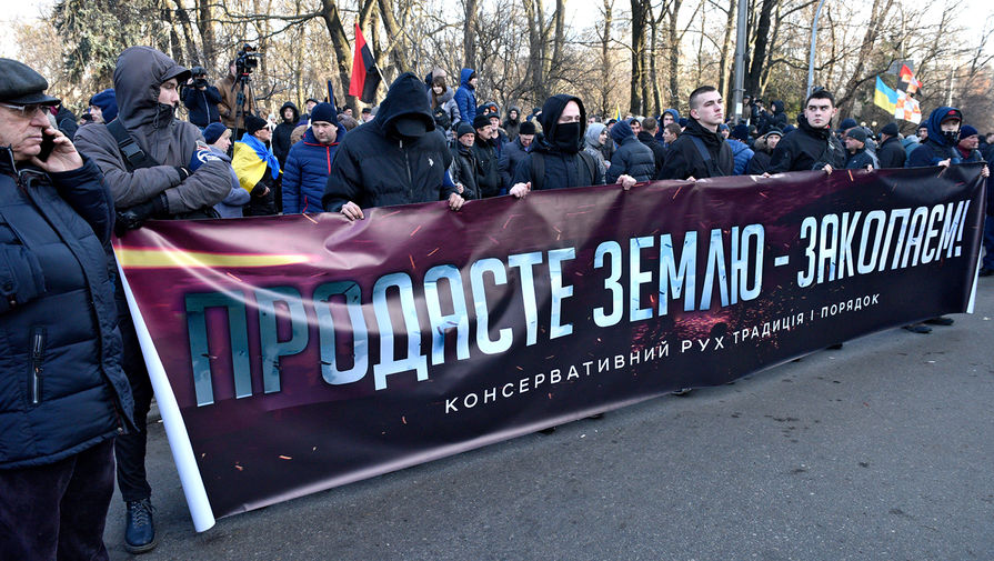 Участники акции протеста около&nbsp;здания Верховной рады Украины в&nbsp;Киеве, 17 декабря 2019 года