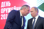 Президент РФ Владимир Путин на церемонии подписания контрактов между министерством обороны РФ и предприятиями военно-промышленного комплекса Удмуртии по итогам заседания военно-промышленной комиссии (ВПК) в Ижевске. Слева — генеральный директор Государственной корпорации по космической деятельности «Роскосмос» Дмитрий Рогозин, 2019 год