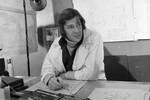 <b>Александр Абдулов на съемочной площадке фильма «Самая обаятельная и привлекательная» (1985)</b><br>
В середине 1980-х годов Александр Абдулов имел статус признанного красавца и одного из самых популярных артистов. Алла Сурикова отмечала, что актер был словно создан для амплуа романтического героя. Неудивительно, что на роль ловеласа Володи Смирнова в комедию «Самая обаятельная и привлекательная» режиссер Геральд Бежанов пригласил именно его.
Известно, что Абдулов не отличался особой дисциплинированностью. На этот раз он без предупреждения уехал на Сахалин. Группе пришлось две недели ждать, чтобы снять сцены в конструкторском бюро. Несмотря на это, режиссер остался доволен работой артиста и созданным образом.

