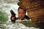 <b>Анджелина Джоли (2001-2003)</b>
<br><br>
Спустя два года после премьеры «Расхитительницы гробниц» в прокат вышел сиквел «Колыбель жизни». В нем к главной роли вернулась Джоли, компанию ей составили Джерард Батлер, Киран Хайндс («Нефть»), Тиль Швайгер и другие.
<br><br>
Критикам продолжение понравилось — они отмечали, что вторая часть значительно превзошла первую в части экшн-сцен и сюжета. Однако на кассовых сборах это никак не сказалось, даже наоборот: фильм собрал в прокате всего $160 млн, имя бюджет в 95 млн.
<br><br>
Создатели франшизы, впрочем, собирались продолжать свою серию, но столкнулись с упорным нежеланием со стороны Джоли. В итоге ее «Лара Крофт» так и осталась дилогией.
