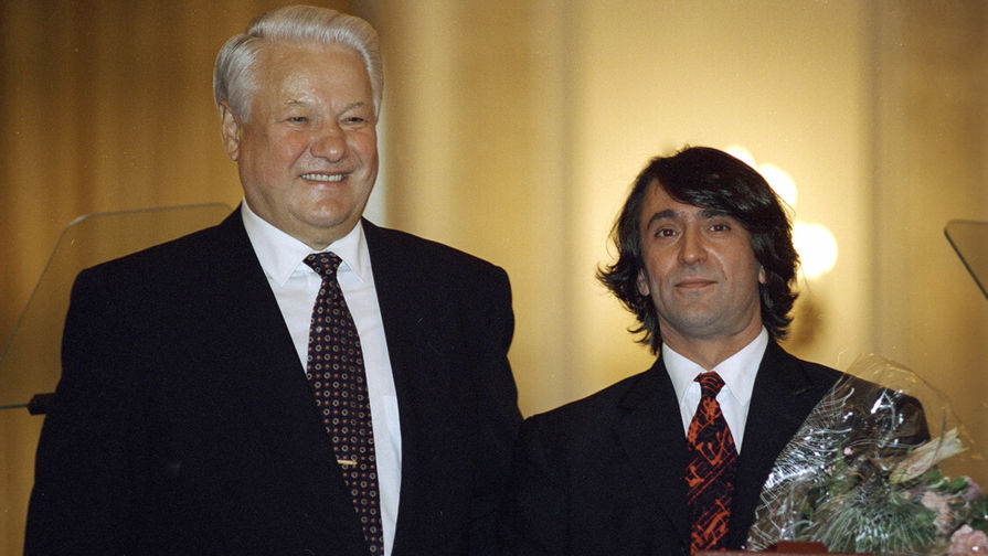 1996 год. Президент РФ Борис Ельцин и музыкант Юрий Башмет на вручении премии в области литературы и искусства