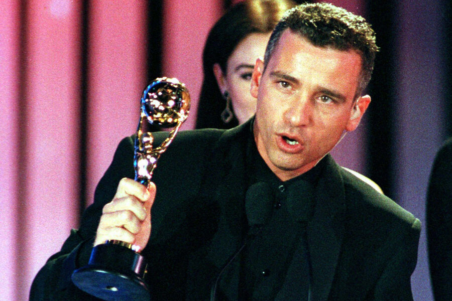  Поворотным в&nbsp;карьере Рамазотти оказался 1984&nbsp;год. Тогда он выступил на&nbsp;фестивале в&nbsp;Сан-Ремо с&nbsp;песней &laquo;Terra promessa», которая до&nbsp;сих пор остается одной из&nbsp;самых известных в&nbsp;послужном списке музыканта. За&nbsp;последующие три года итальянец выпустил три альбома, которые в&nbsp;том числе добились золотого и платинового статусов. В&nbsp;1990-м – после выхода пятой пластинки под&nbsp;названием “In ogni senso” – американский продюсер Клайв Дэвис предложил Рамазотти выступить в&nbsp;знаменитом Radio City Music Hall в&nbsp;Нью-Йорке. В&nbsp;итоге артист стал первым итальянским исполнителем, собравшим на&nbsp;этой площадке аншлаг. На&nbsp;фото: Рамазотти получает награду как самый продаваемый итальянский исполнитель на&nbsp;премии World Music Awards 1997&nbsp;года в&nbsp;Монако