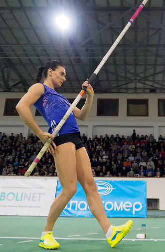 Двукратная олимпийская чемпионка по&nbsp;прыжкам с&nbsp;шестом Елена Исинбаева во время разминки перед&nbsp;первыми соревнованиями после возобновления карьеры на&nbsp;Кубке губернатора Волгоградской области