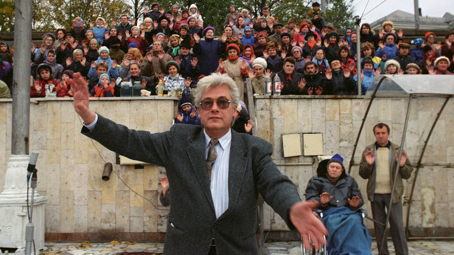 Аллан Чумак во время &laquo;зарядки&raquo; воды в&nbsp;плавательном бассейне &laquo;Чайка&raquo;, 1992 год