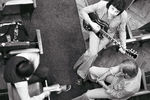В молодости Вячеслав Добрынин был большим фанатом The Beatles. «Чтобы быть похожим на «битлов», я отрастил волосы. Носил, как они, туфли на высоченных каблуках. Мы с ребятами объединялись в ансамбли, играли их песни», — рассказывал он. <b>На фото:</b> композитор Вячеслав Добрынин (в центре) играет на гитаре, 1985 год 