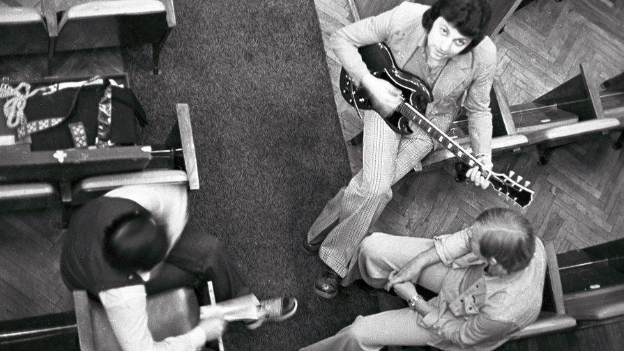 В&nbsp;молодости Вячеслав Добрынин был большим фанатом The Beatles. &laquo;Чтобы быть похожим на&nbsp;«битлов», я отрастил волосы. Носил, как они, туфли на&nbsp;высоченных каблуках. Мы с&nbsp;ребятами объединялись в&nbsp;ансамбли, играли их песни&raquo;, &mdash; рассказывал он. <b>На фото:</b> композитор Вячеслав Добрынин (в центре) играет на&nbsp;гитаре, 1985&nbsp;год 