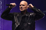 <b>Андреас Лундстедт, 52 года</b>
<br><br>
Шведский музыкант, солист группы Alcasar подтвердил слухи о своем ВИЧ-положительном статусе в 2007 году. В интервью шведскому изданию Qx Magazine он сказал: «Я ВИЧ-позитивен. Я хочу показать, что человек не выглядит больным, когда у него есть эта инфекция. Думаю, людям полезно увидеть здоровое лицо человека с ВИЧ. Я знаю, что он есть у многих людей в индустрии, и дело в том, что это до сих пор остается грехом, табу».
<br><br>
Певец добавил, что решился заговорить открыто благодаря поддержке друзей и членов семьи. А еще он сказал, что рад жить в Швеции, и в 2000-х, а не в 80-х.
