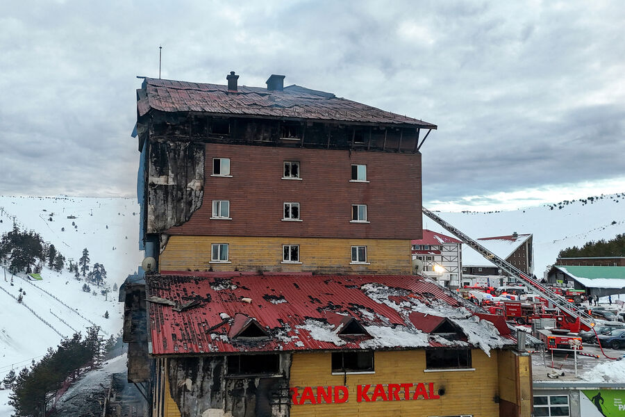 Вид с&nbsp;беспилотника на&nbsp;последствия пожара в&nbsp;отеле Grand Kartal на&nbsp;горнолыжном курорте Карталкая в&nbsp;Болу, Турция, 21&nbsp;января 2025&nbsp;года