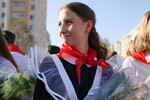 Школьница в День знаний на линейке в гимназии №60 им. 200-летия Луганска