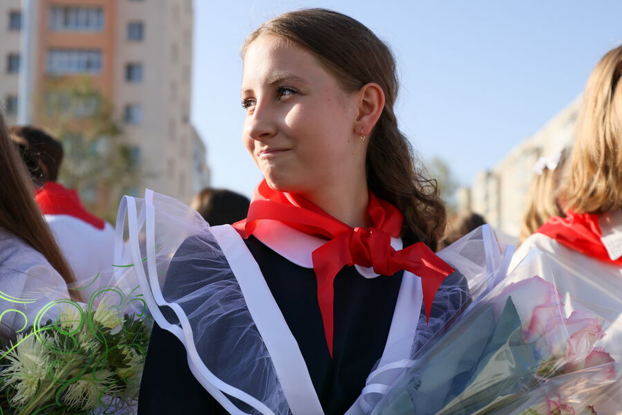 Школьница в&nbsp;День знаний на&nbsp;линейке в&nbsp;гимназии №60 им. 200-летия Луганска