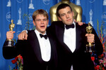 <b>«Умница Уилл Хантинг» (1997)</b>
<br><br>
Историю Деймон придумал еще в университете, а после вместе с Аффлеком доработал свою студенческую работу по мастерству драматурга до полноценного сценария. Изначально фильм собиралась снимать компания Castle Rock Entertainment, однако сценарий выкупила студия Харви Вайнштейна Miramax. Продюсер согласился, чтобы главные роли уборщика-математика и его друга сыграли сами Деймон и Аффлек. Снял картину Гас Ван Сент.
<br><br>
<b>На фото:</b> Актеры Мэтт Дэймон и Бен Аффлек празднуют получение премии «Оскар» за фильм «Умница Уилл Хантинг» на 70-й церемонии вручения премии «Оскар» в зале Shrine Auditorium в Лос-Анджелесе, Калифорния, 23 марта 1998 года