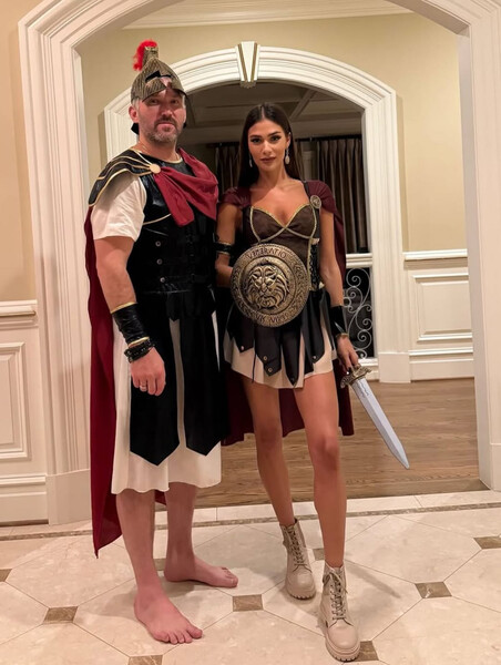 Александр Овечкин и его жена Анастасия Шубская в образе римских гладиаторов