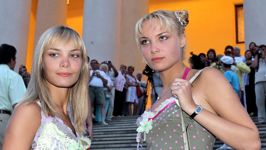 Сестры Татьяна (слева) и Ольга Арнтгольц на&nbsp;кинофестивале в&nbsp;Сочи, 2005&nbsp;год
