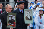 Владимир Путин с портретом своего отца-фронтовика Владимира Спиридоновича и народный артист СССР Василий Лановой (в центре) принимают участие в шествии патриотической акции «Бессмертный полк» в честь 72-й годовщины Победы в Великой Отечественной войне