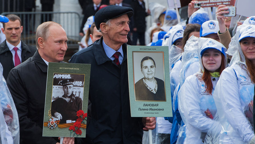 Владимир Путин с портретом своего отца-фронтовика Владимира Спиридоновича и народный артист СССР Василий Лановой (в центре) принимают участие в шествии патриотической акции «Бессмертный полк» в честь 72-й годовщины Победы в Великой Отечественной войне