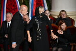 Дочь первого президента СССР Михаила Горбачева Ирина Горбачева-Вирганская (в центре) и личный переводчик Михаила Горбачева, журналист Павел Палажченко (слева) на церемонии прощания, 3 сентября 2022 года