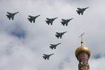 Самолеты Су-30СМ и Су-35С во время репетиции воздушной части военного парада в Москве в ознаменование 70-летия Победы в Великой Отечественной войне 1941–1945 годов