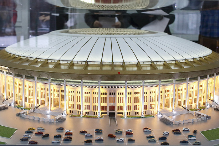 <b>«Лужники»</b> (Москва) &mdash; реконструируется с&nbsp;2013 года, окончание основных работ намечено на&nbsp;конец 2016&nbsp;года. Ориентировочная стоимость реконструкции &mdash; $1 млрд. &nbsp;Вместимость достигнет 87&nbsp;тыс. человек. Владелец &mdash; Олимпийский комплекс «Лужники». Домашняя арена сборной России по&nbsp;футболу. Стадион примет матч открытия и финал