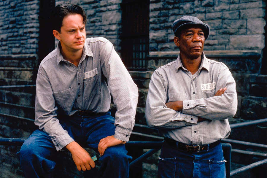 <b>«Побег из&nbsp;Шоушенка» (1994)</b>
<br>
Попробовав свои силы по&nbsp;другую сторону камеры, Фриман вернулся на&nbsp;экраны с&nbsp;ролью, которая навсегда вписала его имя в&nbsp;историю. В&nbsp;«Побеге из&nbsp;Шоушенка» актер сыграл доброжелательного заключенного Эллиса Реддинга, который на&nbsp;время почти 20-летнего тюремного заточения становится близким другом главного героя, сыгранного Тимом Роббинсом. С&nbsp;момента своей премьеры картина не покидает топ-250 лучших фильмов всех времен, а сам Фриман получил очередную номинацию на&nbsp;«Оскар». При&nbsp;этом о&nbsp;процессе съемок у&nbsp;актера остались неоднозначные впечатления: по&nbsp;его словам, работать с&nbsp;режиссером Фрэнком Дарабонтом ему было не всегда комфортно, и часто обсуждение той или иной сцены переходило в&nbsp;напряженный спор.
