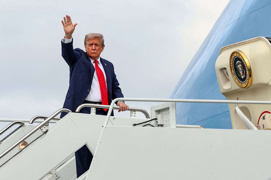 Президент США Дональд Трамп машет рукой на&nbsp;прощание после встречи с&nbsp;президентом РФ Владимиром Путиным в&nbsp;Анкоридже, Аляска, США, 16&nbsp;августа 2025&nbsp;года