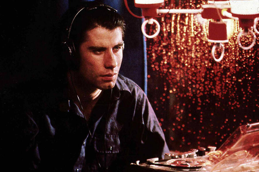 <b>«Прокол» (1981)</b>
<br><br>
Главную женскую роль в&nbsp;картине исполнила Нэнси Аллен &mdash; будущая первая жена режиссера, которая уже сыграла у&nbsp;него в&nbsp;«Кэрри». Образ звукорежиссера воплотил на&nbsp;экране Джон Траволта (тоже снимавшийся в&nbsp;этом фильме ужасов). Через&nbsp;много лет Квентин Тарантино в&nbsp;одном из&nbsp;интервью признался, что «Прокол» &mdash; один из&nbsp;его самых любимых фильмов, а игра Траволты его так поразила, что он пригласил актера сниматься в&nbsp;«Криминальном чтиве» в&nbsp;роли Винсента Веги, что дало новый виток его затухавшей карьере.
