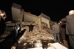 В Ване очевидцы рассказывают, что «нет никакого скоординированного плана действий или проработанной спасательной операции». Каждый житель города «просто пытается сделать, что может».