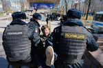 Во время задержания участника несанкционированной акции оппозиции против коррупции на Пушкинской площади, 26 марта 2017 года