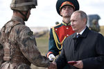 Президент России Владимир Путин во время парада участников военных маневров «Восток-2018» на забайкальском полигоне «Цугол», 13 сентября 2018 года