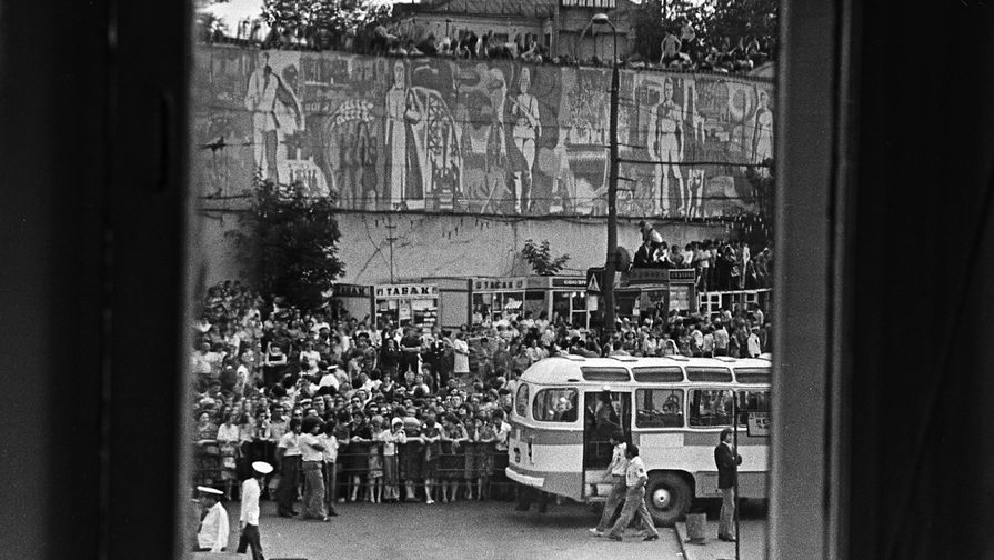 У&nbsp;здания Театра на&nbsp;Таганке в&nbsp;день прощания с&nbsp;Владимиром Высоцким, 28 июля 1980