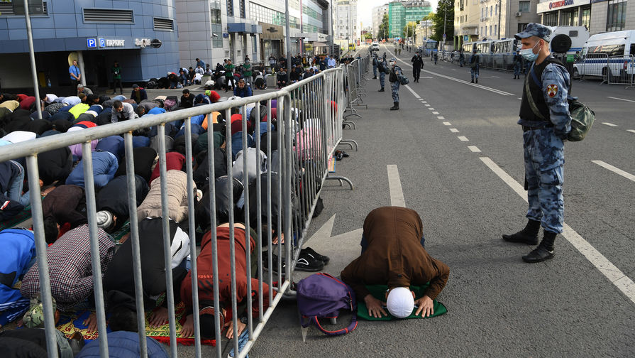 Верующие на&nbsp;богослужении в&nbsp;честь праздника Курбан-Байрам возле Московской соборной мечети, 31 июля 2020 года