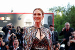 Президент жюри Венецианского кинофестиваля актриса Джулианна Мур на красной дорожке во время открытия кинофестиваля, 31 августа 2022 года