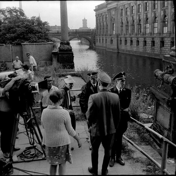 <b>На съемочной площадке кинофильма «Щит и меч» (1968)</b>
<br><br>
Фильм «Щит и меч» был снят режиссером Владимиром Басовым по&nbsp;одноименному роману Вадима Кожевникова. У&nbsp;главного героя, Иоганна Вайса, есть прототип &ndash; советский разведчик-нелегал Александр Святогоров. Он был главным консультантом картины и помог режиссеру отстоять кандидатуру Станислава Любшина на&nbsp;роль разведчика Вайса-Белова.
Именно эта роль принесла артисту огромную популярность, хотя к&nbsp;тому времени он уже 10&nbsp;лет снимался в&nbsp;кино. В&nbsp;1968 году по&nbsp;опросу читателей журнала «Советский экран» Любшин был признан Лучшим актером года.