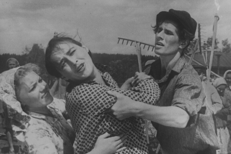 Актриса Нонна Мордюкова (по центру) в&nbsp;фильме &laquo;Чужая родня&raquo; , 1956&nbsp;год