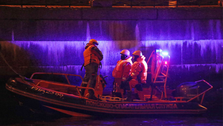 Сотрудники Поисково-спасательной службы возле дома преподавателя Санкт-Петербургского государственного университета (СПбГУ) Олега Соколова, подозреваемого в&nbsp;убийстве девушки, выпускницы СПбГУ