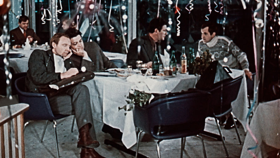 Сцена, в&nbsp;которой мертвецки пьяного Лукашина по&nbsp;ошибке отправляют на&nbsp;самолете, снималась в&nbsp;аэропорту Домодедово. Однако в&nbsp;те годы из&nbsp;Москвы в&nbsp;Ленинград можно было вылететь только из&nbsp;Шереметьево-1 (это касалось всех внутренних рейсов северного и западного направлений). Неточность можно найти и в&nbsp;ситуации с&nbsp;паспортом. Да, в&nbsp;советское время при&nbsp;посадке на&nbsp;внутренний авиарейс действительно не проверяли паспорта, но &mdash; только до&nbsp;1974 года. В&nbsp;1975 году, когда «Ирония» вышла, вольница уже закончилась.