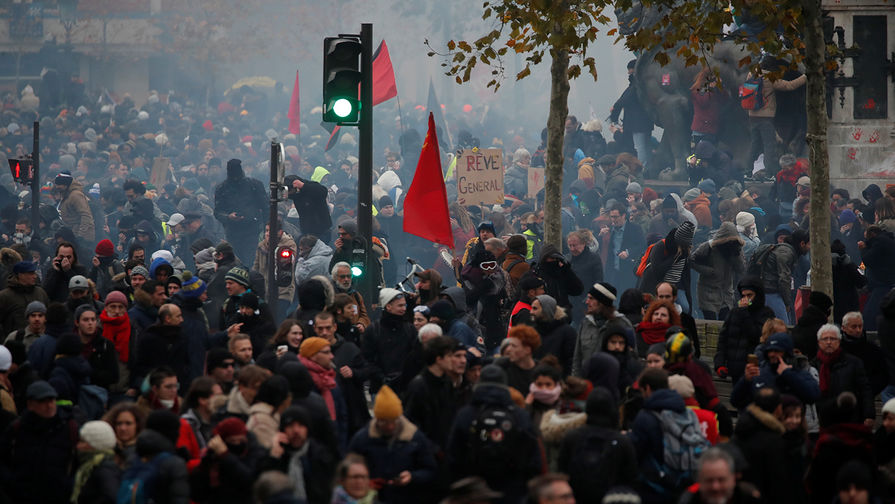 Участники акции протеста в Париже против пенсионной реформы, 5 декабря 2019 года