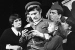 Сцена из спектакля театра «Современник» «Эшелон» по пьесе Михаила Рощина. Постановка Галины Волчек, режиссер Иосиф Райхельгауз. Слева направо: Ива - венгерская актриса Тереза Хартманн, Есенюк - Валерий Хлевинский, Юрка - Алексей Кутузов, Люся - Людмила Крылова, 1979 год