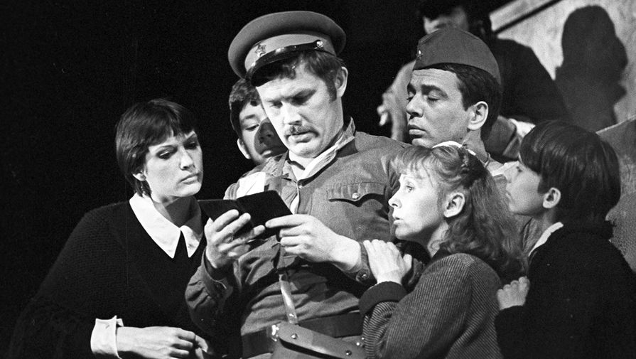 Сцена из&nbsp;спектакля театра &laquo;Современник&raquo; &laquo;Эшелон&raquo; по&nbsp;пьесе Михаила Рощина. Постановка Галины Волчек, режиссер Иосиф Райхельгауз. Слева направо: Ива&nbsp;- венгерская актриса Тереза Хартманн, Есенюк&nbsp;- Валерий Хлевинский, Юрка&nbsp;- Алексей Кутузов, Люся&nbsp;- Людмила Крылова, 1979&nbsp;год