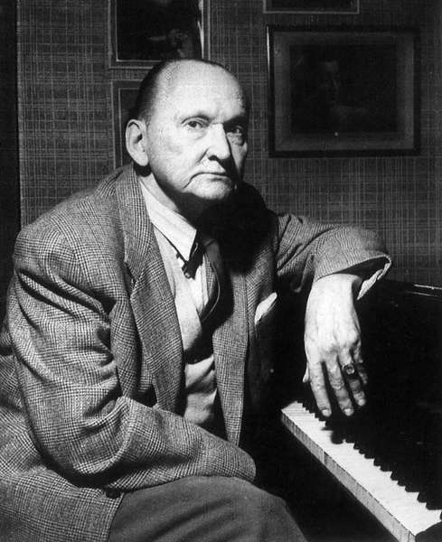 Александр Вертинский дома у&nbsp;рояля, 1954&nbsp;год

