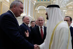 Президент РФ Владимир Путин и наследный принц Абу-Даби, заместитель верховного главнокомандующего вооруженными силами Объединенных Арабских Эмиратов Мухаммед бен Заид Аль Нахайян во время представления членов делегаций на церемонии официальной встречи. Слева — генеральный директор Государственной корпорации по космической деятельности «Роскосмос» Дмитрий Рогозин, 2019 год