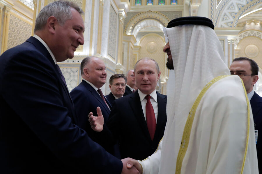 Президент РФ Владимир Путин и наследный принц Абу-Даби, заместитель верховного главнокомандующего вооруженными силами Объединенных Арабских Эмиратов Мухаммед бен Заид Аль Нахайян во время представления членов делегаций на&nbsp;церемонии официальной встречи. Слева &mdash; генеральный директор Государственной корпорации по&nbsp;космической деятельности &laquo;Роскосмос&raquo; Дмитрий Рогозин, 2019&nbsp;год