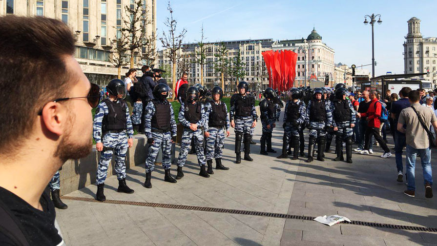 Полицейское оцепление во время несогласованной акции сторонников оппозиционного политика Алексея Навального в&nbsp;центре Москвы, 5 мая 2018 года