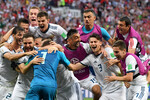 Игроки сборной России радуются победе в матче 1/8 финала чемпионата мира по футболу между сборными России и Испании на стадионе «Лужники» в Москве, 1 июля 2018 года