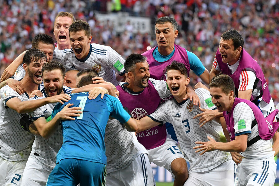 Игроки сборной России радуются победе в&nbsp;матче 1/8 финала чемпионата мира по&nbsp;футболу между&nbsp;сборными России и Испании на&nbsp;стадионе &laquo;Лужники&raquo; в&nbsp;Москве, 1&nbsp;июля 2018&nbsp;года